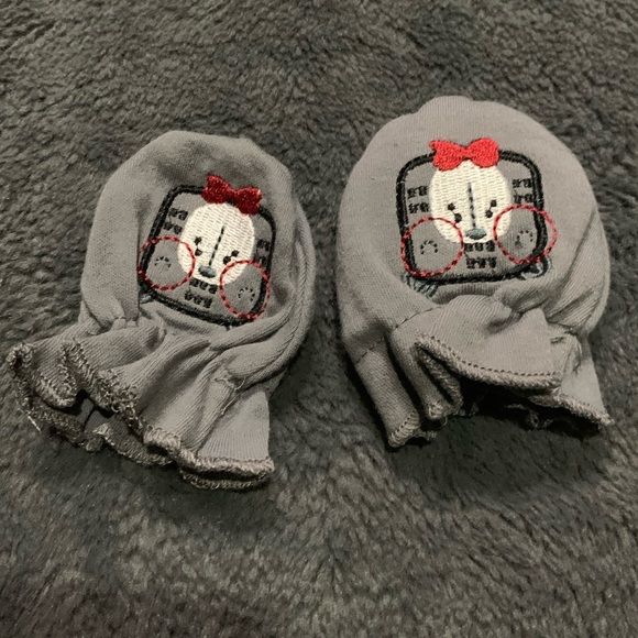 2. Bundle of 8 newborn+ hats and 1 pair of baby mitts - Picture 4 of 5